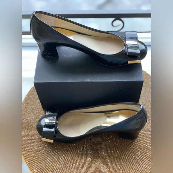 Michael Kors Kiera Mid Patent Leather Bow
Pumps Black. - Picture 3 of 11